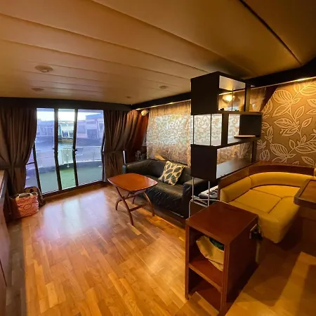 Wonderful Yatch To Rent At Tenerif South 船屋