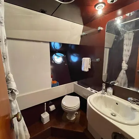 Wonderful Yatch To Rent At Tenerif South 船屋