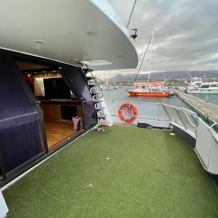 Wonderful Yatch To Rent At Tenerif South Hotel na wodzie