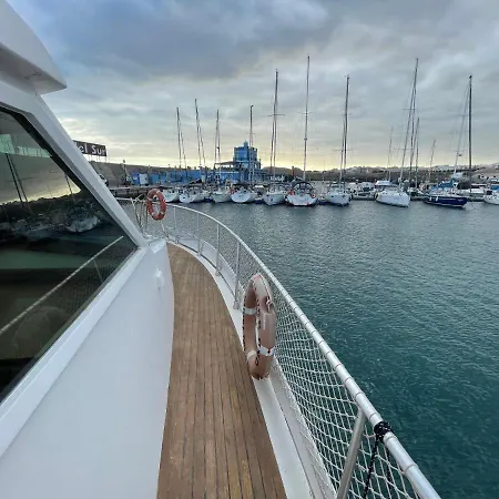 Wonderful Yatch To Rent At Tenerif South Hotel na wodzie