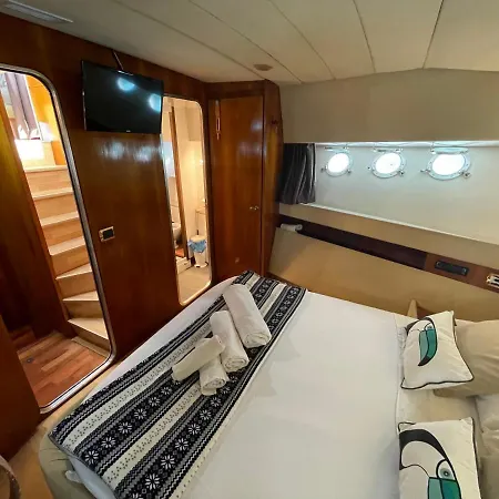 Wonderful Yatch To Rent At Tenerif South Hotel na wodzie